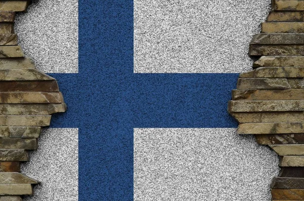 핀란드 국기는 암벽의 페인트 색으로 묘사되어 글씨체 — 스톡 사진