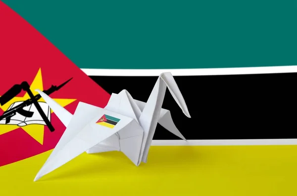 纸制折纸起重机翼上刻有莫桑比克国旗 东方手工艺术概念 — 图库照片