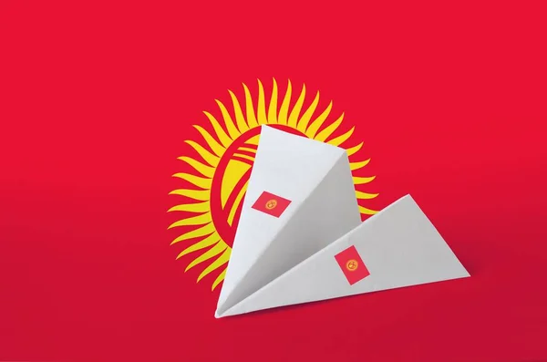 Bandiera Kirghizistan Raffigurato Carta Origami Aereo Orientale Concetto Arti Fatte — Foto Stock