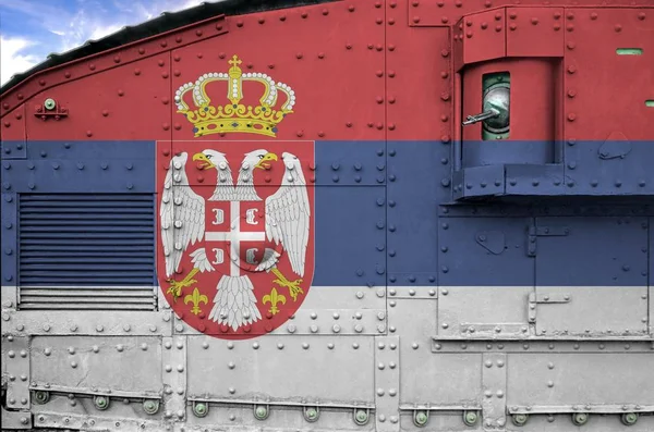 Bandeira Sérvia Retratada Parte Lateral Tanque Blindado Militar Perto Exército — Fotografia de Stock