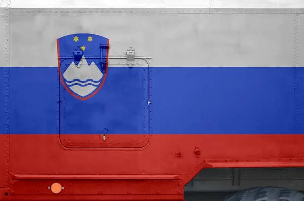 斯洛维尼亚国旗在军用装甲卡车侧部被描绘成近旁的样子 陆军车辆概念背景 — 图库照片