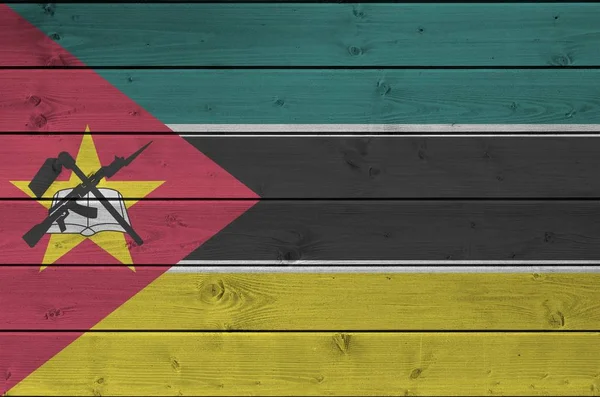 Moçambique Flagga Skildras Ljusa Färg Färger Gamla Trävägg Närbild Texturerad — Stockfoto