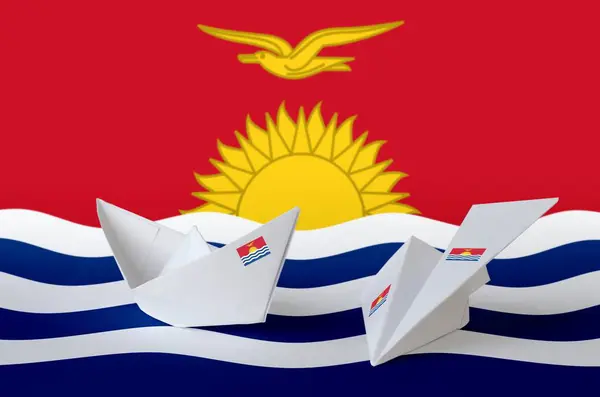 Флаг Кирибати Изображён Бумажном Самолете Лодке Оригами Концепция Восточного Искусства — стоковое фото