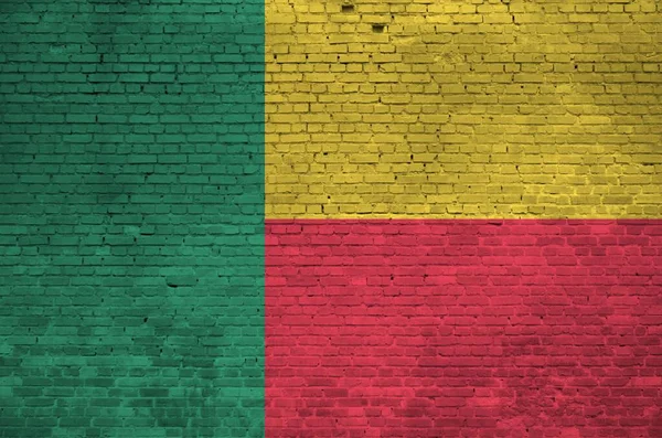 Beninova Vlajka Zblízka Vyobrazená Barvách Starých Cihlových Zdech Texturované Banner — Stock fotografie