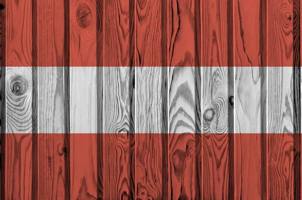 把奥地利国旗漆成明亮的颜色 贴在旧的木制墙壁上 粗糙背景的纹理横幅 — 图库照片