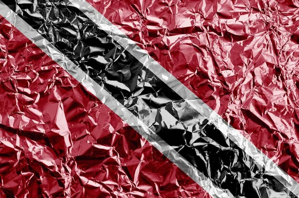 トリニダードとトバゴの旗は 光沢のある砕いたアルミニウム箔の上にペイント色で描かれて閉じます ざらざらとした背景に書かれた旗 — ストック写真