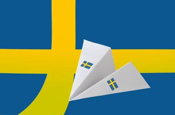 Flaga Szwecji Przedstawiona Papierowym Samolocie Origami Orientalna Koncepcja Sztuki Ręcznej — Zdjęcie stockowe