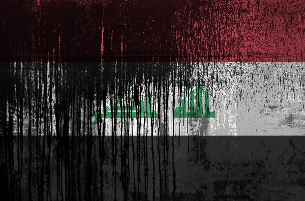 Iracka Flaga Przedstawiona Kolorach Farby Starych Brudnych Ścianach Beczek Ropy — Zdjęcie stockowe