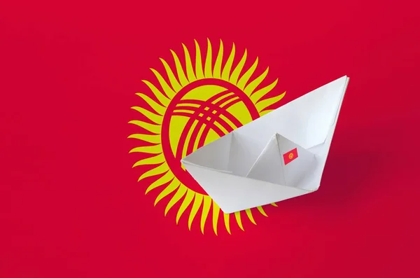 Bandera Kirguistán Representada Primer Plano Del Barco Origami Papel Concepto — Foto de Stock