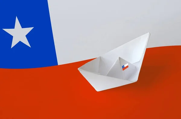 纸上印有智利国旗的折纸船特写 东方手工艺术概念 — 图库照片