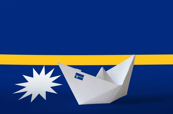 纸上印有瑙鲁国旗的折纸船特写 东方手工艺术概念 — 图库照片