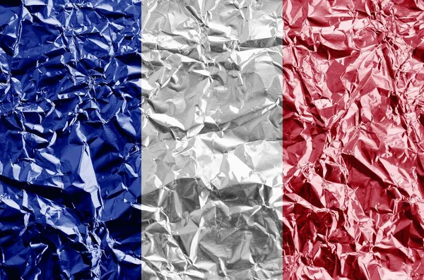 法国国旗在闪闪发亮的皱巴巴的铝箔上被漆成了彩色 粗糙背景的纹理横幅 — 图库照片