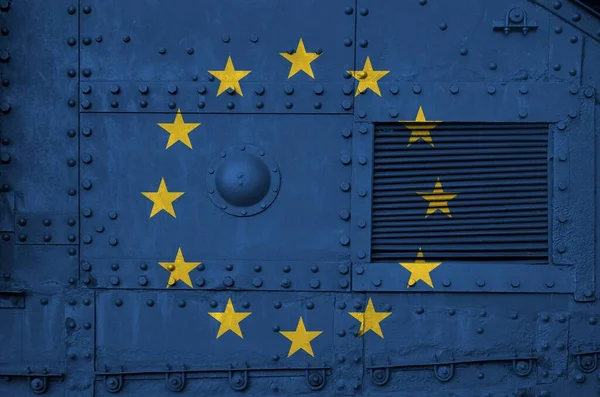 Zbliżenie Flagi Unii Europejskiej Przedstawionej Stronie Pancernego Czołgu Wojskowego Konceptualne — Zdjęcie stockowe