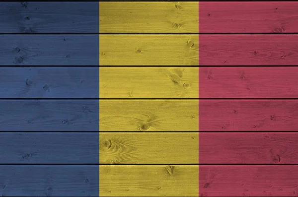 乍得国旗在旧木墙上漆成明亮的颜色 粗糙背景的纹理横幅 — 图库照片