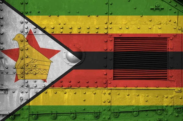 Bandiera Zimbabwe Raffigurato Sulla Parte Laterale Del Carro Armato Militare — Foto Stock
