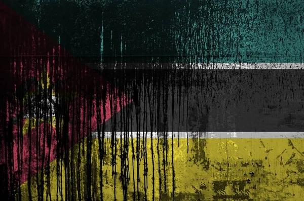 Mosambická Vlajka Zblízka Vyobrazená Barvách Staré Špinavé Stěně Sudu Olejem — Stock fotografie