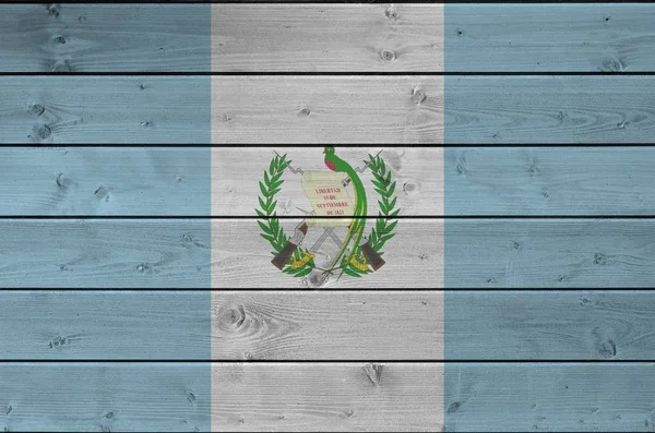 危地马拉国旗在旧的木制墙壁上涂上鲜艳的油漆 粗糙背景的纹理横幅 — 图库照片