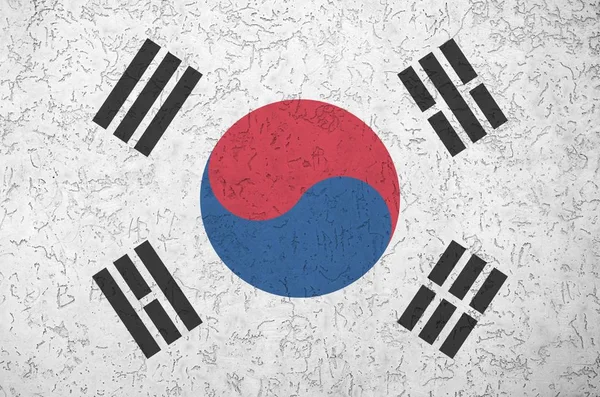 古いレリーフ石膏壁に明るい塗料色で描かれた韓国の旗が閉じます ざらざらとした背景に書かれた旗 — ストック写真