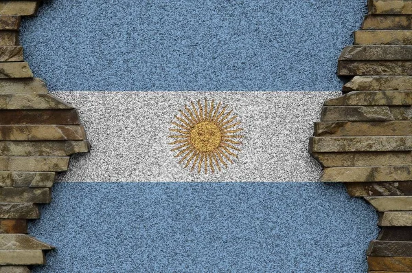 阿根廷国旗在旧石墙上涂上了彩绘 岩墙背景上的纹理横幅 — 图库照片