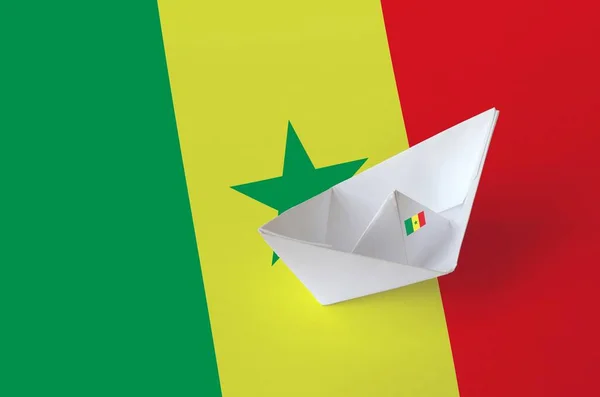 Bandeira Senegal Retratada Papel Origami Navio Closeup Oriental Artesanal Artes — Fotografia de Stock