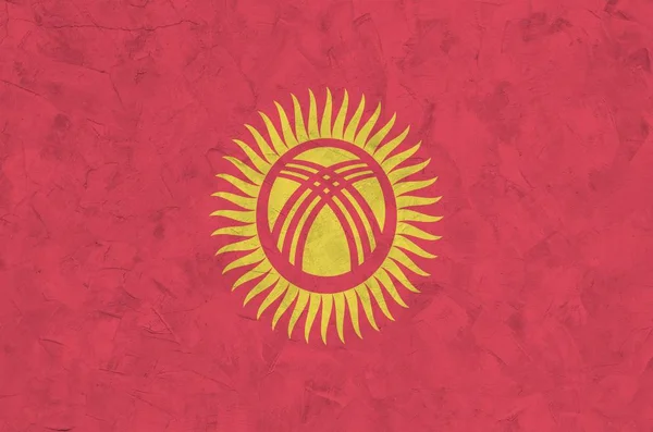 Kırgızistan Bayrağı Eski Kabartma Duvarda Parlak Boya Renkleriyle Resmedilmiş Kabataslak — Stok fotoğraf