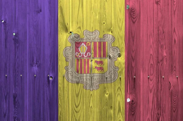 Andorra Bayrağı Eski Ahşap Duvarda Parlak Boya Renkleriyle Resmedilmiş Kabataslak — Stok fotoğraf