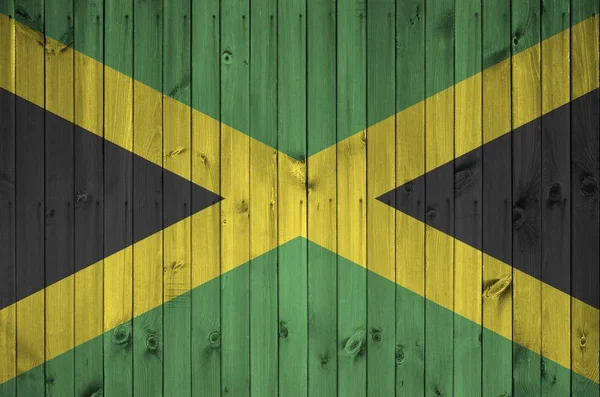 古い木製の壁に明るい塗料の色で描かれたジャマイカの旗が閉じます ざらざらとした背景に書かれた旗 — ストック写真