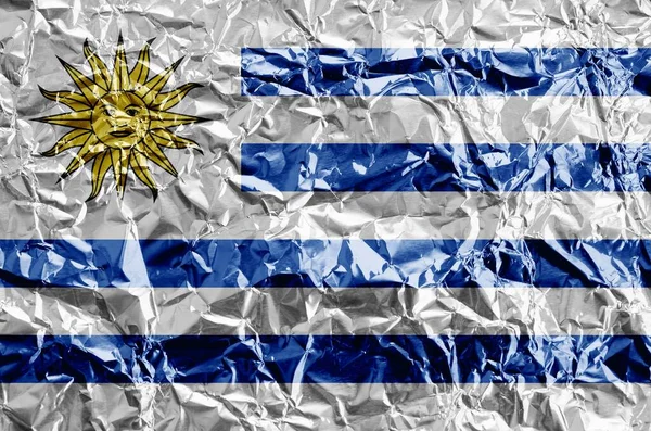 在闪闪发亮的皱巴巴的铝箔上 乌拉圭国旗被漆成了彩色 粗糙背景的纹理横幅 — 图库照片
