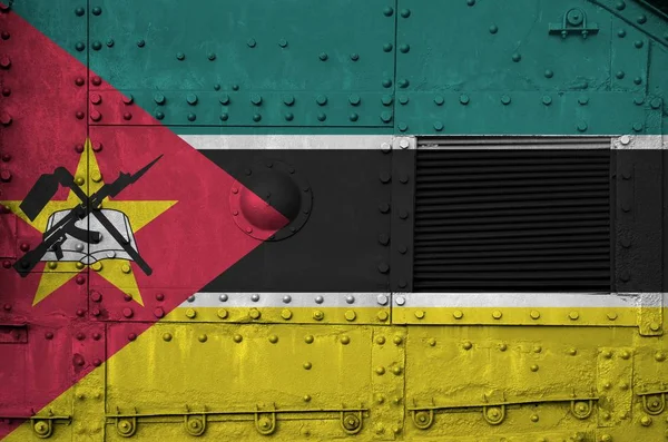 Mosambická Vlajka Zblízka Vyobrazena Boční Části Vojenského Obrněného Tanku Armádní — Stock fotografie