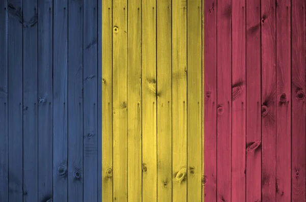 Drapeau Tchadien Représenté Couleurs Vives Sur Vieux Mur Bois Bannière — Photo