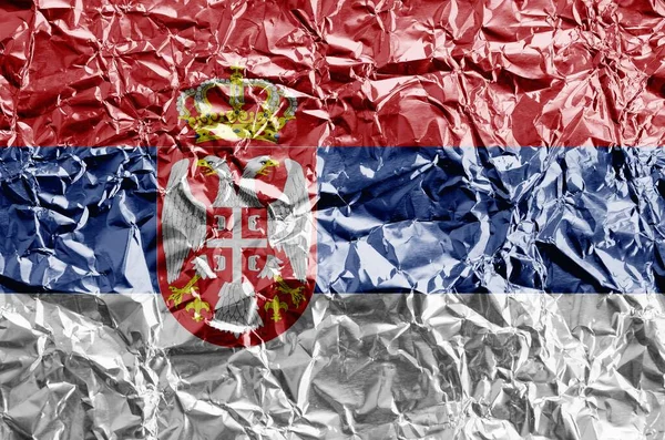 塞尔维亚国旗在闪闪发亮的皱巴巴的铝箔上被漆成了颜色 粗糙背景的纹理横幅 — 图库照片