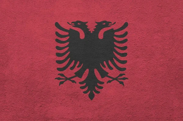 Flaga Albanii Przedstawiona Jasnych Kolorach Farb Starych Tynkarskich Ścianach Bliska — Zdjęcie stockowe