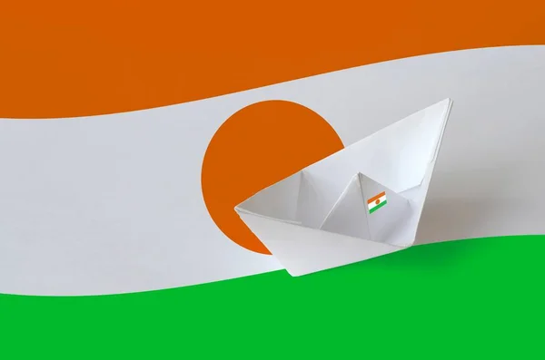 Bandera Níger Representada Primer Plano Del Barco Origami Papel Concepto — Foto de Stock