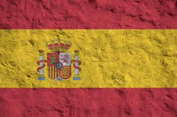 Eski kabartma duvarlara parlak boya renkleri ile İspanya bayrağı çizilmiş. Kabataslak arkaplanda desenli pankart