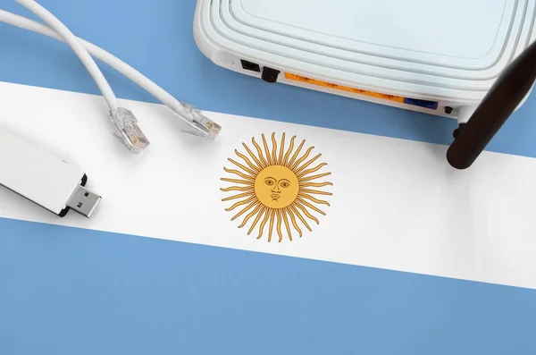 Σημαία Αργεντινής Απεικονίζεται Στο Τραπέζι Καλώδιο Internet Rj45 Ασύρματο Usb — Φωτογραφία Αρχείου