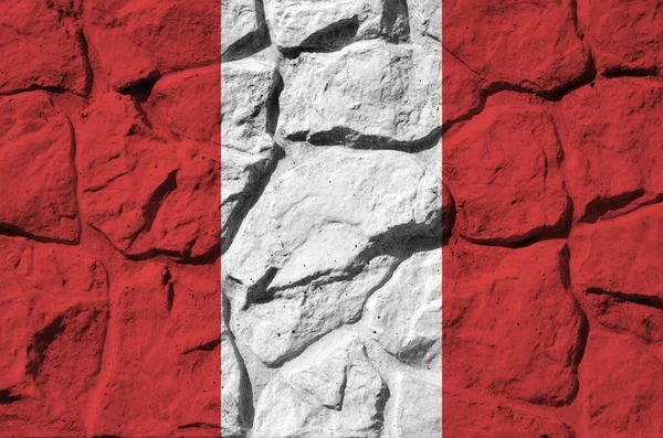 古い石の壁にペイント色で描かれたペルーの旗が閉じます 岩壁の背景にテクスチャバナー — ストック写真