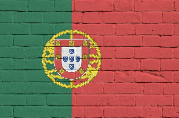 古いレンガの壁にペイント色で描かれたポルトガルの旗が閉じます 大きなレンガの壁の石積みの背景にテクスチャバナー — ストック写真