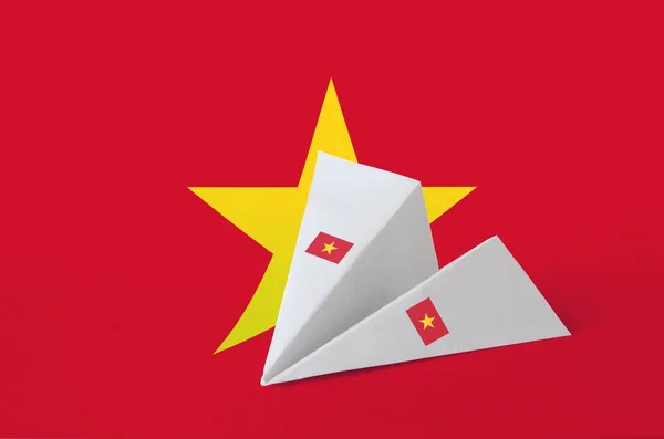 紙折り紙飛行機に描かれたベトナムの旗 東洋のハンドメイドアートのコンセプト — ストック写真