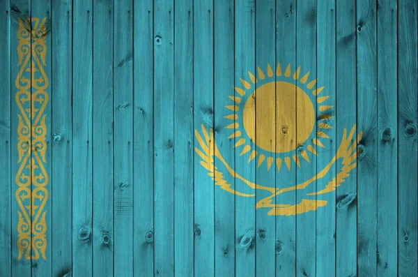 カザフスタンのフラグは 古い木製の壁を閉じる上で明るい塗料の色で描かれた ざらざらとした背景に書かれた旗 — ストック写真