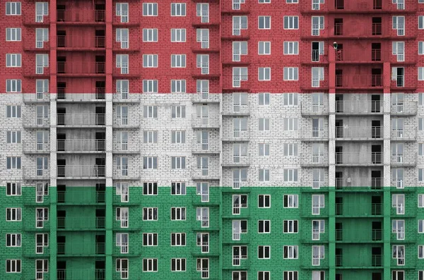 Maďarská Vlajka Vyobrazená Barvách Vícepodlažní Obytné Budově Výstavbě Texturovaný Banner — Stock fotografie