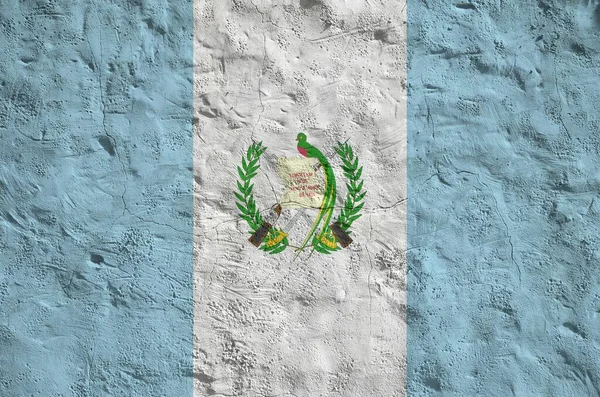 古いレリーフの石膏壁の上に明るい塗料色で描かれたグアテマラの旗が閉じます ざらざらとした背景に書かれた旗 — ストック写真