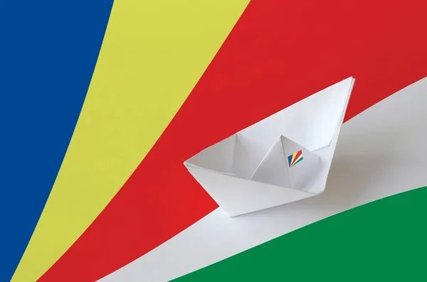 Seychellen Flagge Auf Papier Origami Schiff Nahaufnahme Dargestellt Orientalisches Konzept — Stockfoto