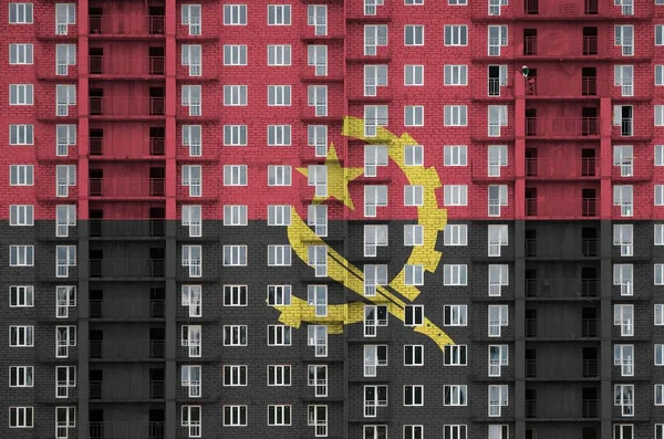 Bandeira Angola Retratada Cores Pintadas Edifício Residencial Vários Andares Construção — Fotografia de Stock