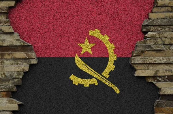 Angola Flaga Przedstawiona Kolorach Farby Starych Kamiennych Ścianach Bliska Baner — Zdjęcie stockowe