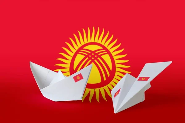 Bandiera Kirghizistan Raffigurato Carta Origami Aereo Barca Orientale Concetto Arti — Foto Stock