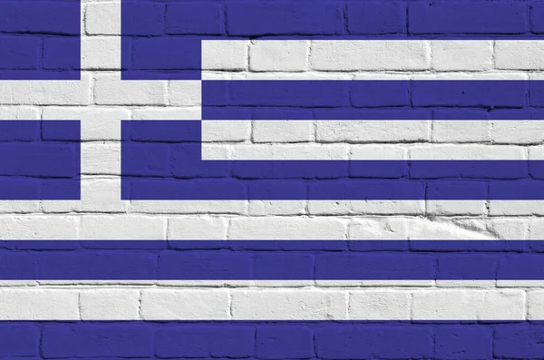 希腊国旗在旧砖墙上涂上了彩绘 大砖墙砌体背景上的纹理横幅 — 图库照片