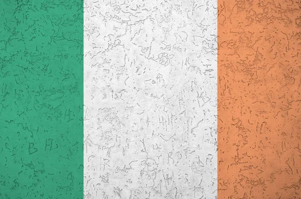 古いレリーフの石膏壁の上に明るい塗料の色で描かれたアイルランドの旗が閉じます ざらざらとした背景に書かれた旗 — ストック写真