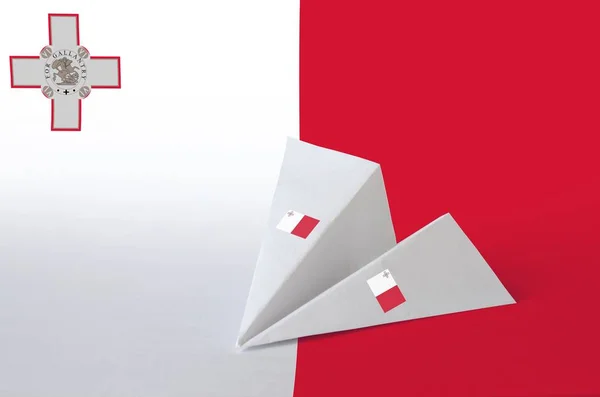Maltská Vlajka Zobrazená Papírovém Origami Letadle Orientální Ruční Umělecký Koncept — Stock fotografie