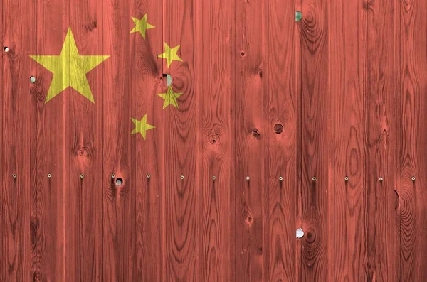 中国国旗在旧木墙上漆成了鲜亮的颜色 粗糙背景的纹理横幅 — 图库照片