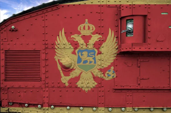 Montenegro Flagga Avbildad Sidan Del Militär Pansarvagn Närbild Arméns Styrkor — Stockfoto